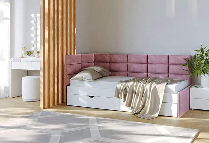 Угловая кровать в интерьере спальни с ящиками и мягкой спинкой